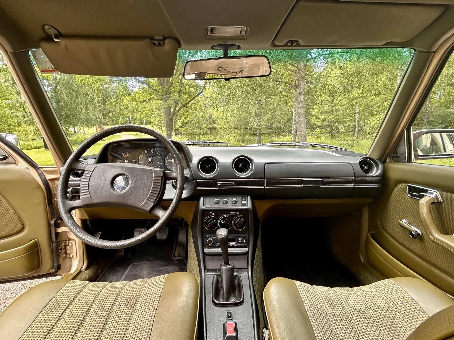 Interior image of 1976 Mercedes-Benz 300 D (9)