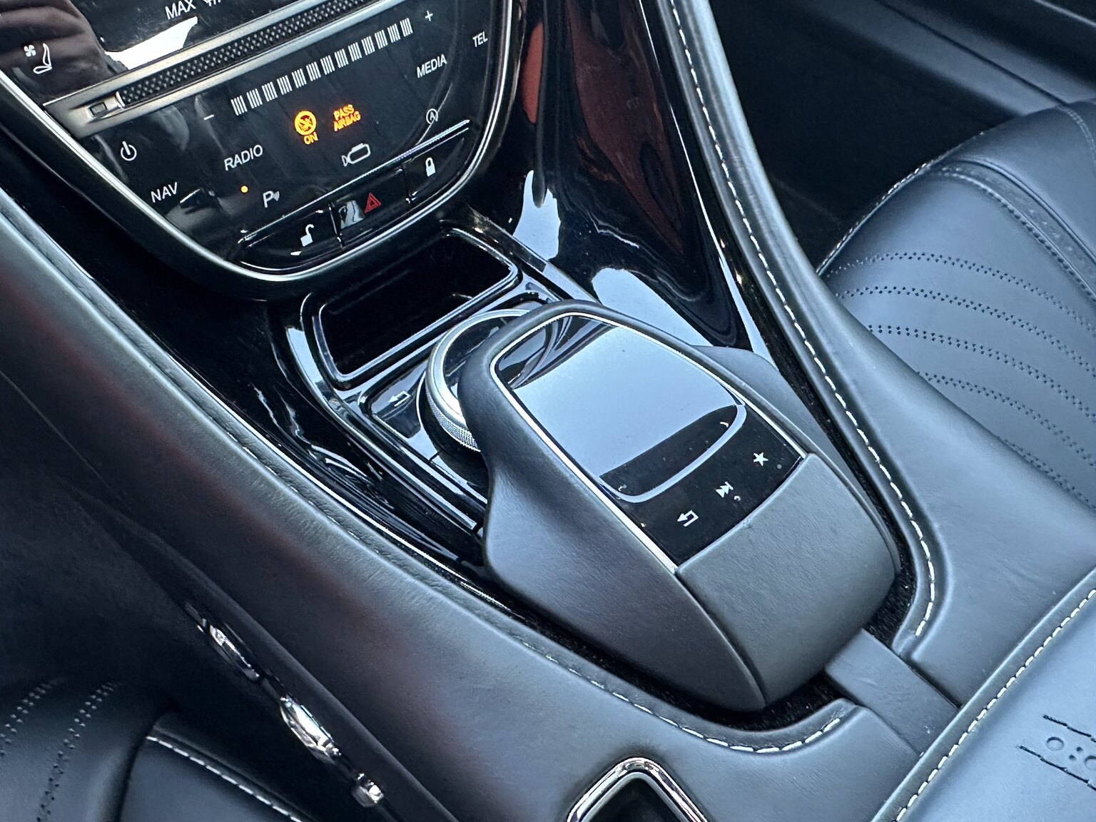 Innenraumfoto von 2018 Aston Martin DB11