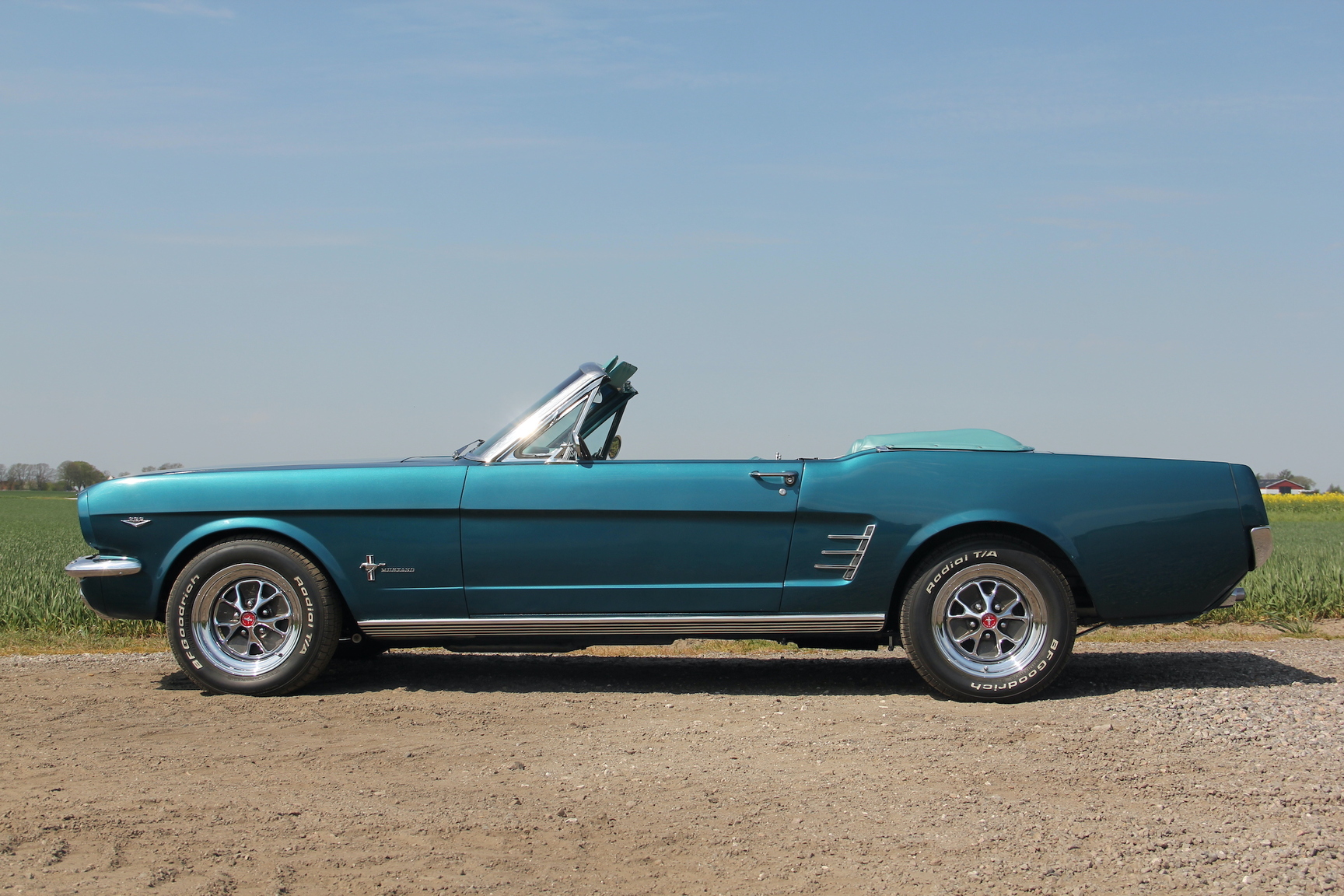 Exteriörbild på 1966 Ford Mustang 289 Cabriolet (2)