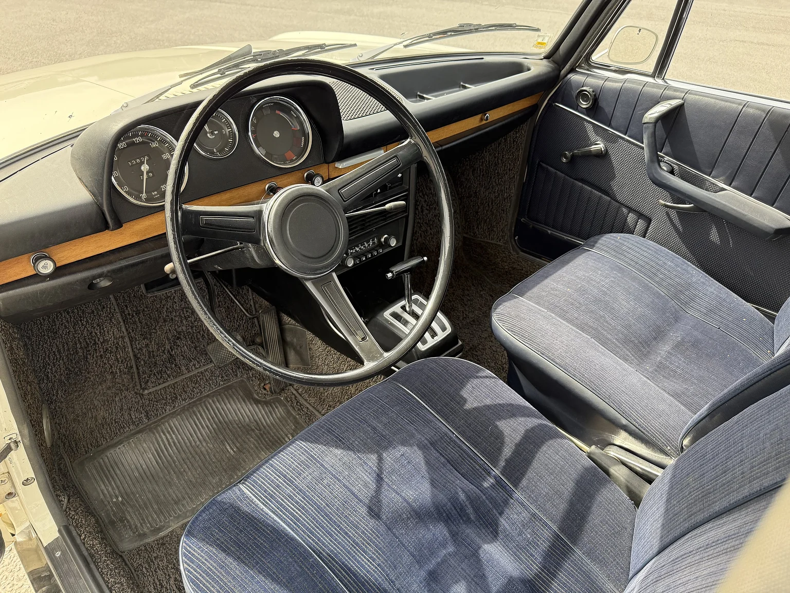 Innenraumfoto von 1970 BMW New Class 4-dörrars Sedan (1)