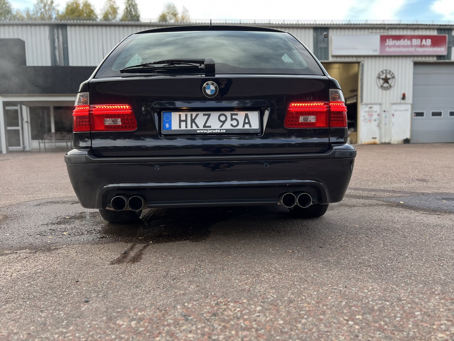 Exterior image of 2003 BMW 540i Touring