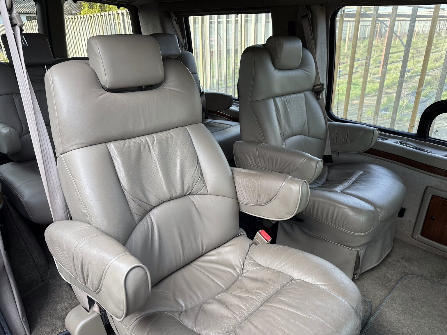 Interiörbild 2000 GMC Savana G1500 Conversion Van