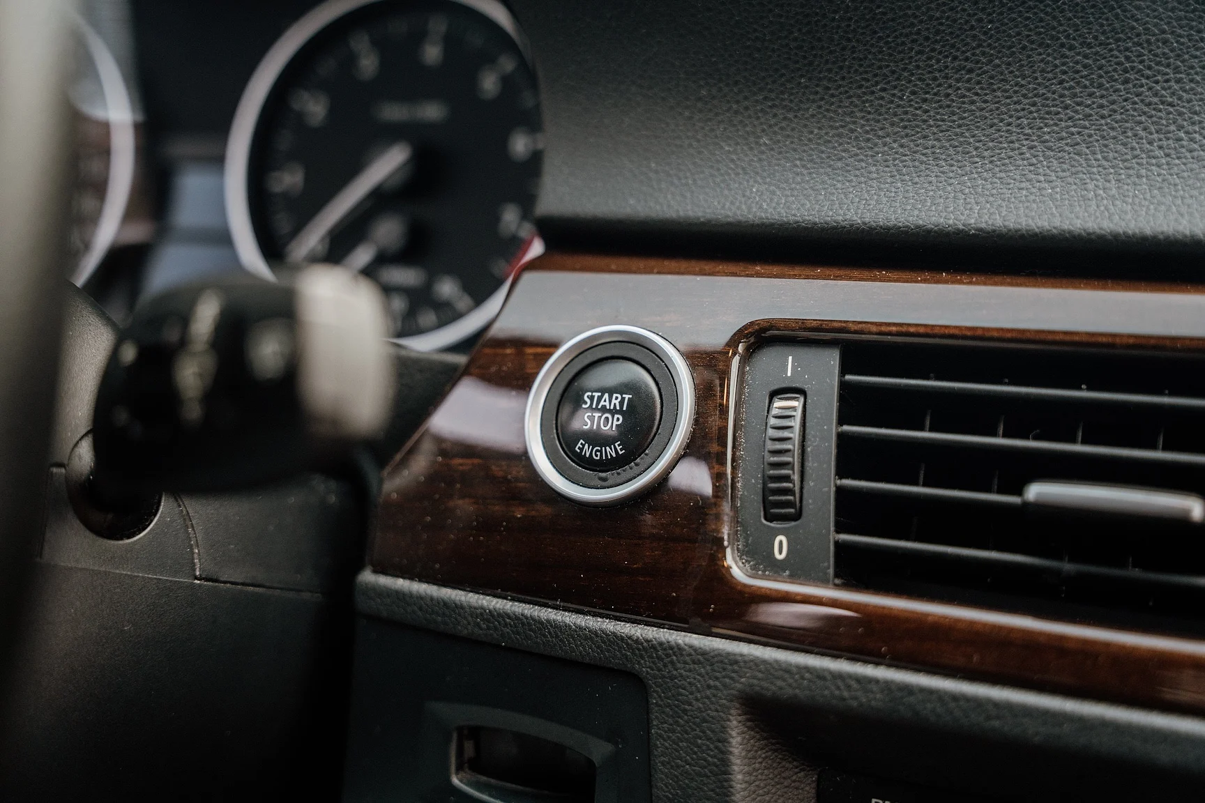 Interior image of 2010 BMW 325i Sedan (18)
