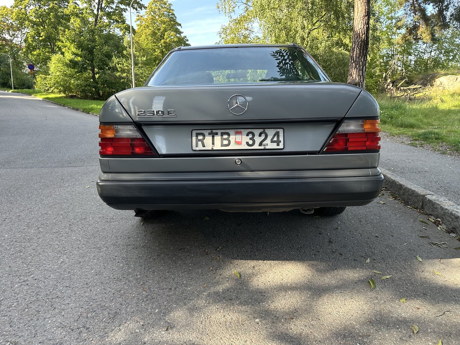 Exteriörbild på 1989 Mercedes-Benz 230E