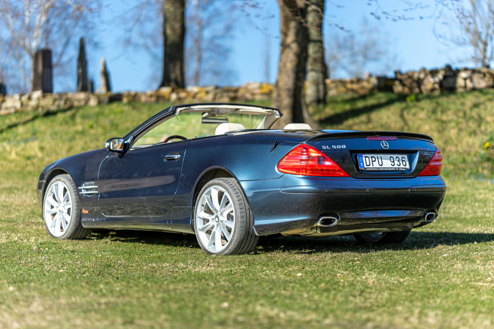 Exterior image of 2002 Mercedes-Benz SL 500