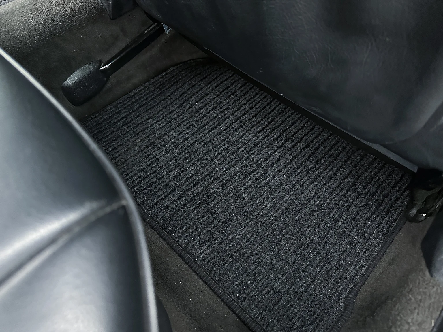 Interior image of 1993 Mercedes-Benz E 320 "AMG" (49)