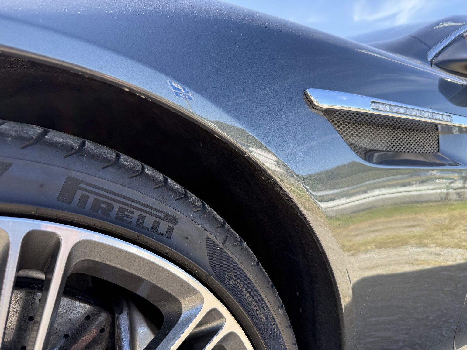 Exteriörbild på 2015 Aston Martin DB9 Volante
