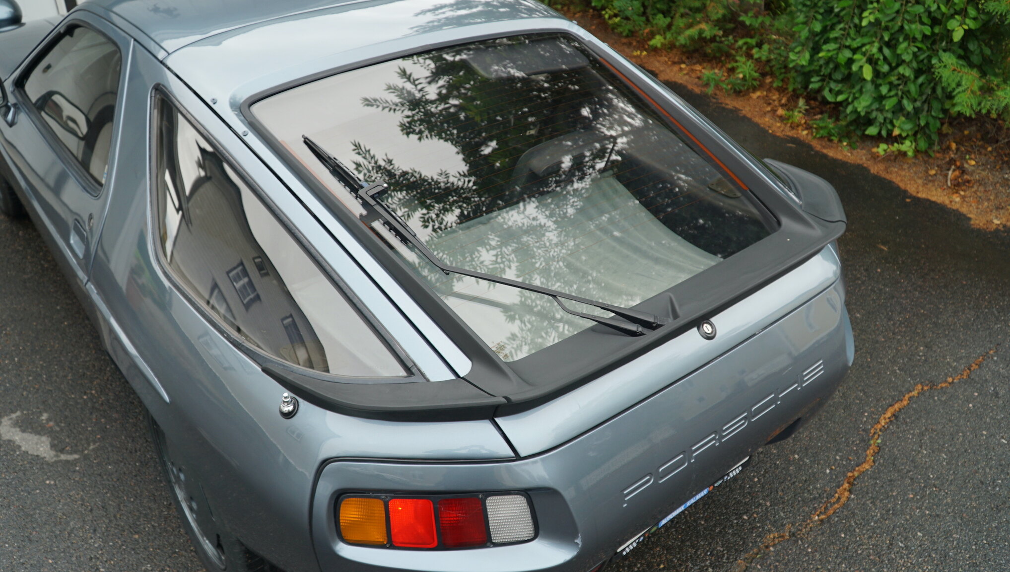 Exteriörbild på 1983 Porsche 928S (45)