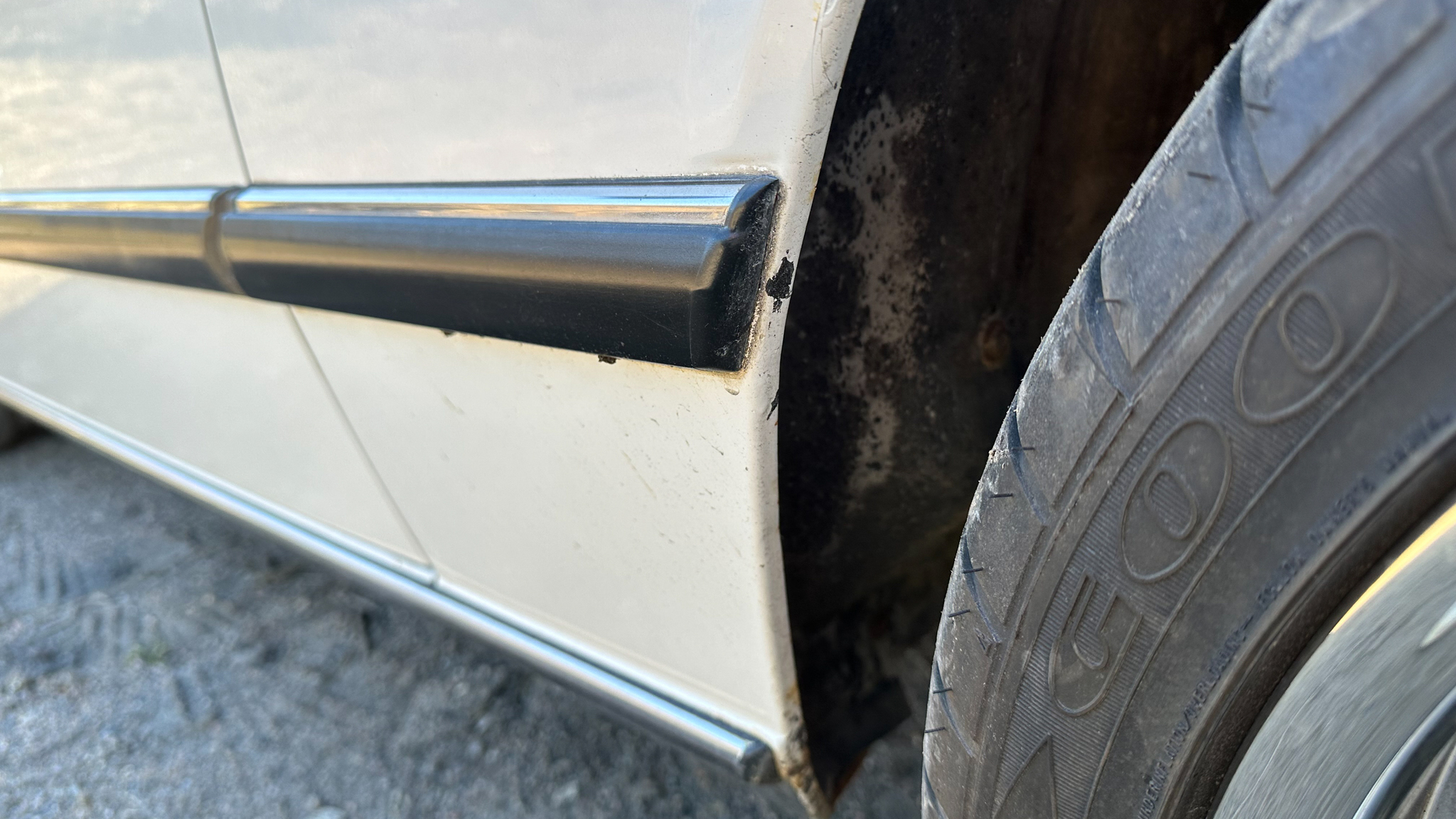 Exteriörbild på 1984 BMW 745i Executive Automat