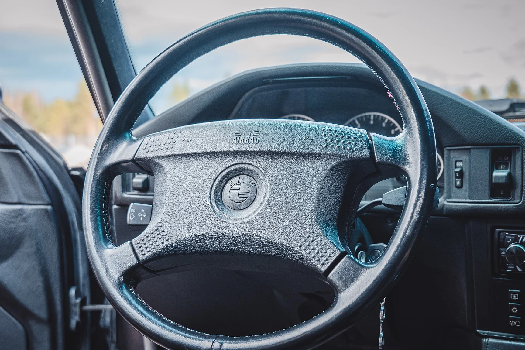 Interior image of 1992 BMW M5 3.8 (2)