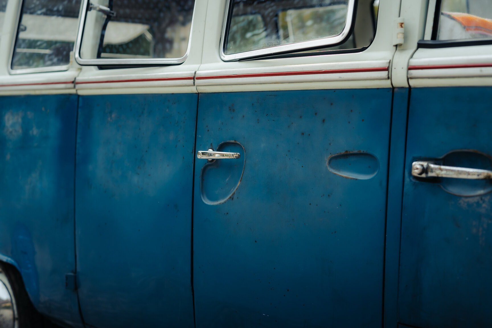 Exterior image of 1964 Volkswagen Kleinbus Transporter 1500 Deluxe “21-fönsters Samba”