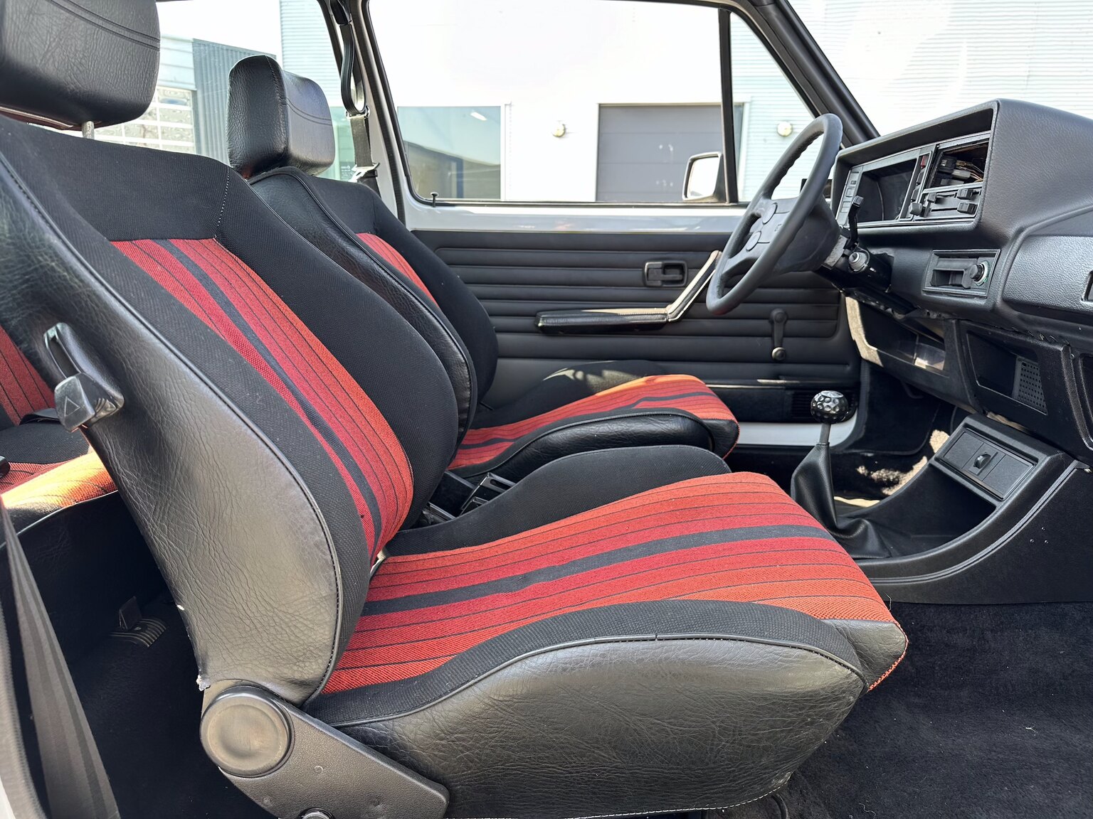 Innenraumfoto von 1984 Volkswagen Golf GTI 
