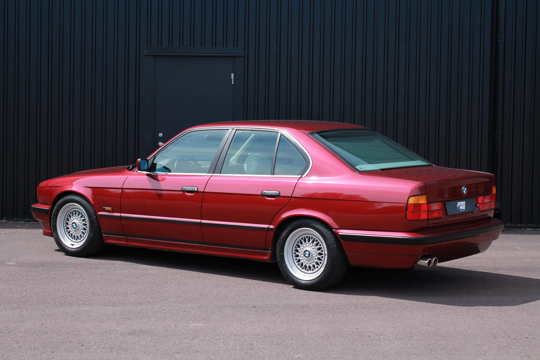 Exterior image of 1993 BMW 540i Sedan (20)