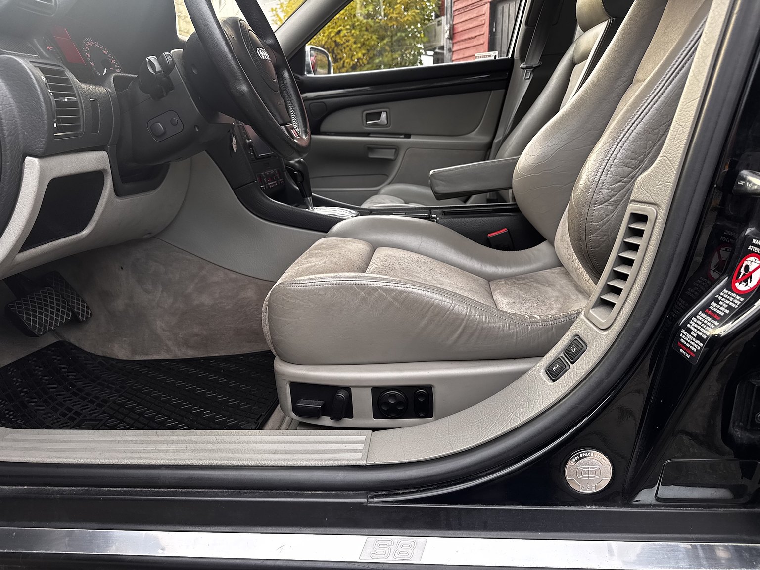 Interiörbild 1999 Audi S8 4.2 Quattro