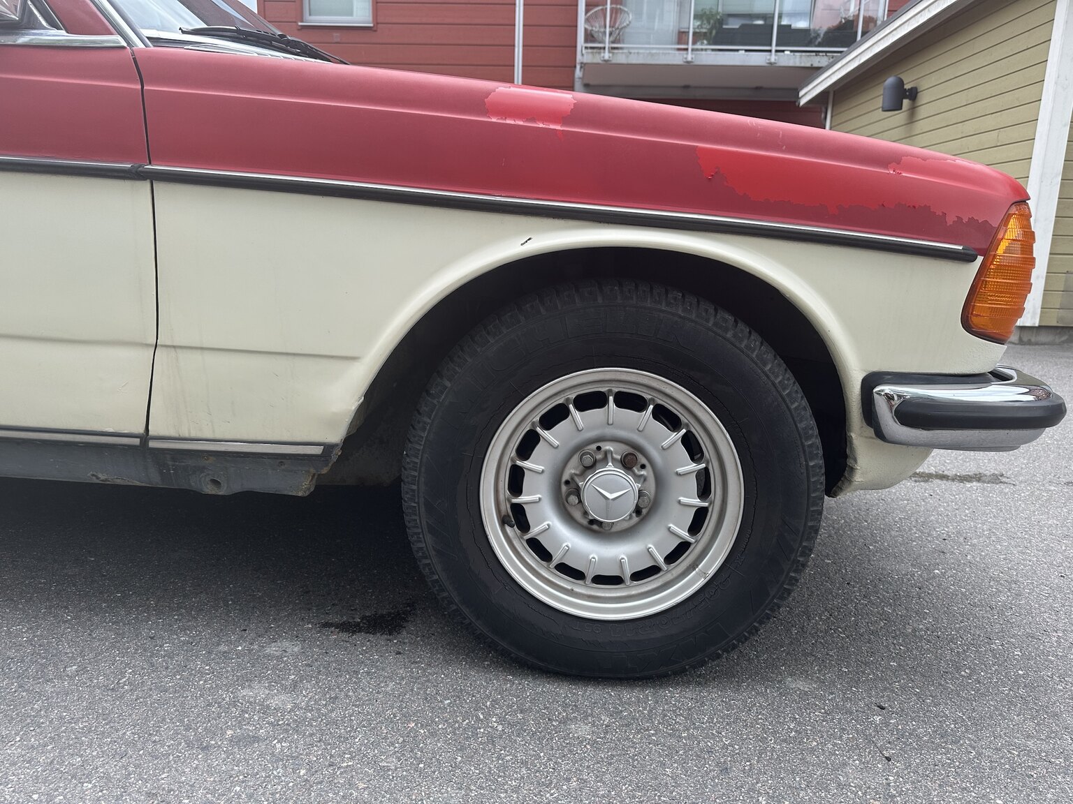 Exteriörbild på 1977 Mercedes-Benz 280 CE