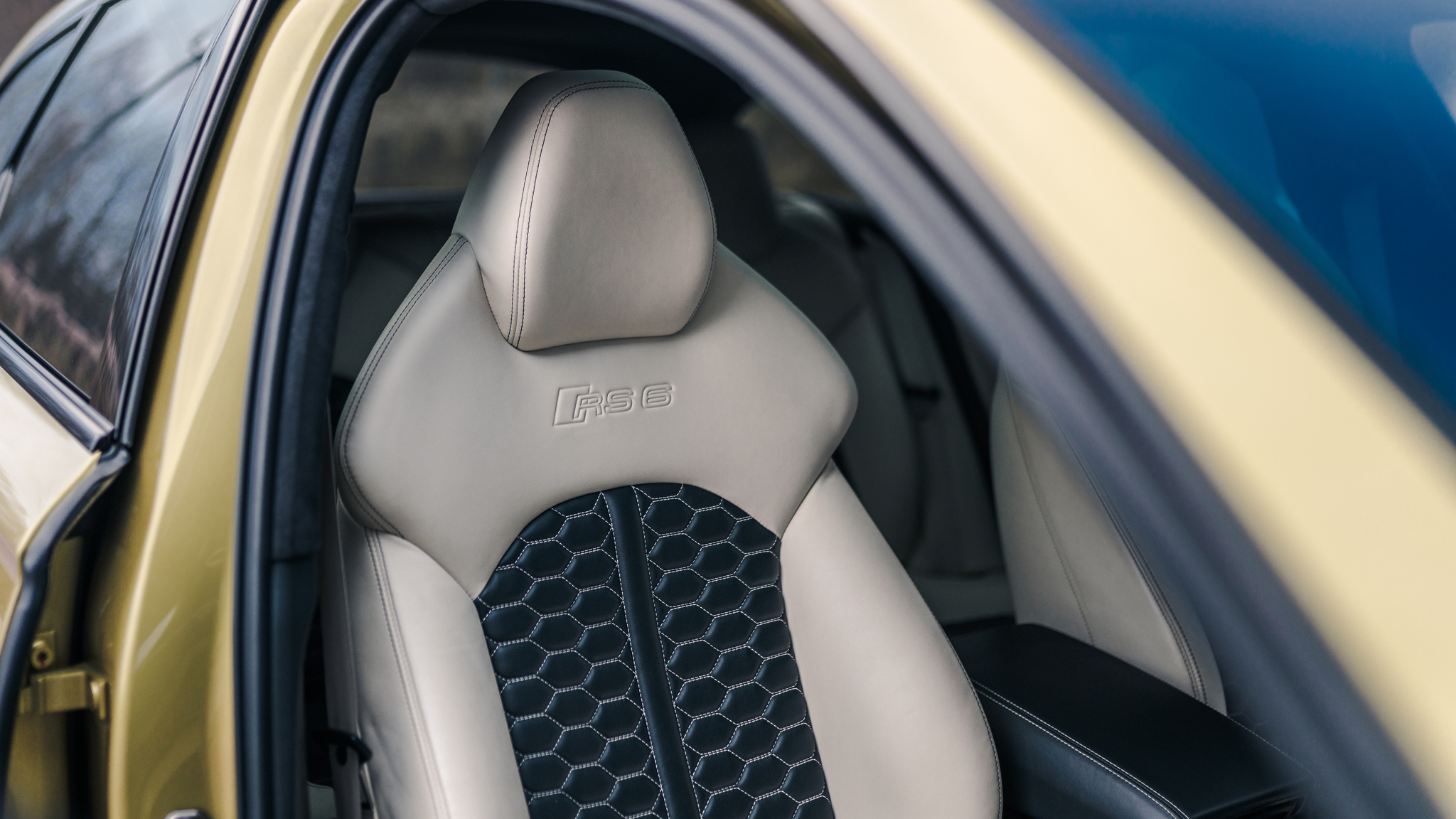 Interior image of 2016 Audi RS6 Avant Exclusive (9)