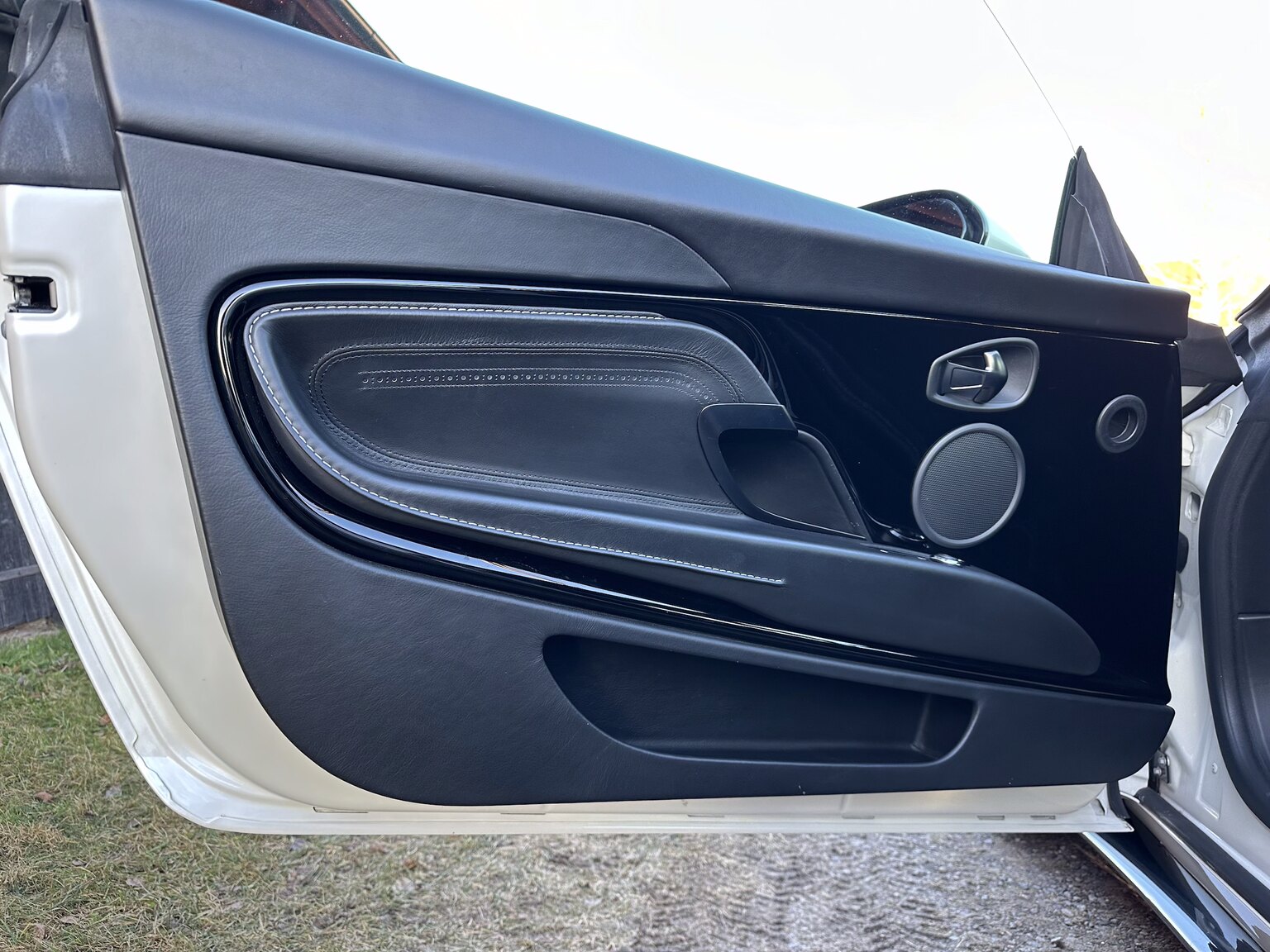 Innenraumfoto von 2018 Aston Martin DB11