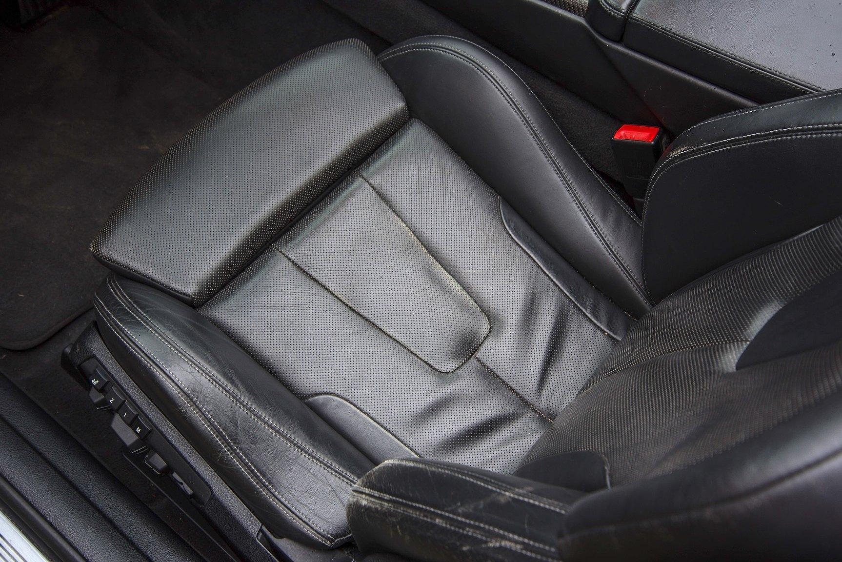 Interior image of 2014 BMW M6C