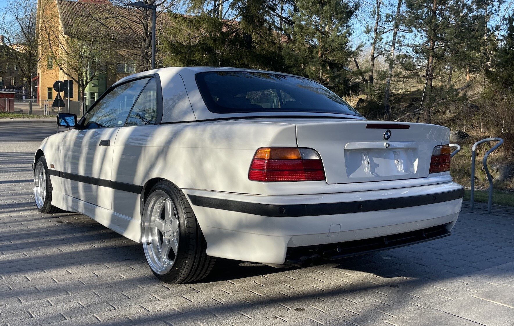 Exterior image of 1995 BMW 328 iA Convertible