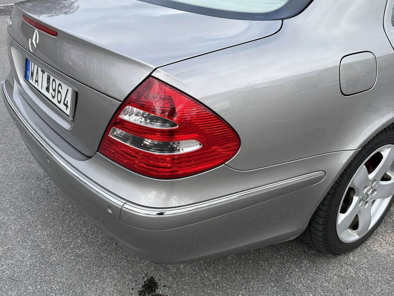 Exterior image of 2004 Mercedes-Benz E 500 7G-Tronic (41)