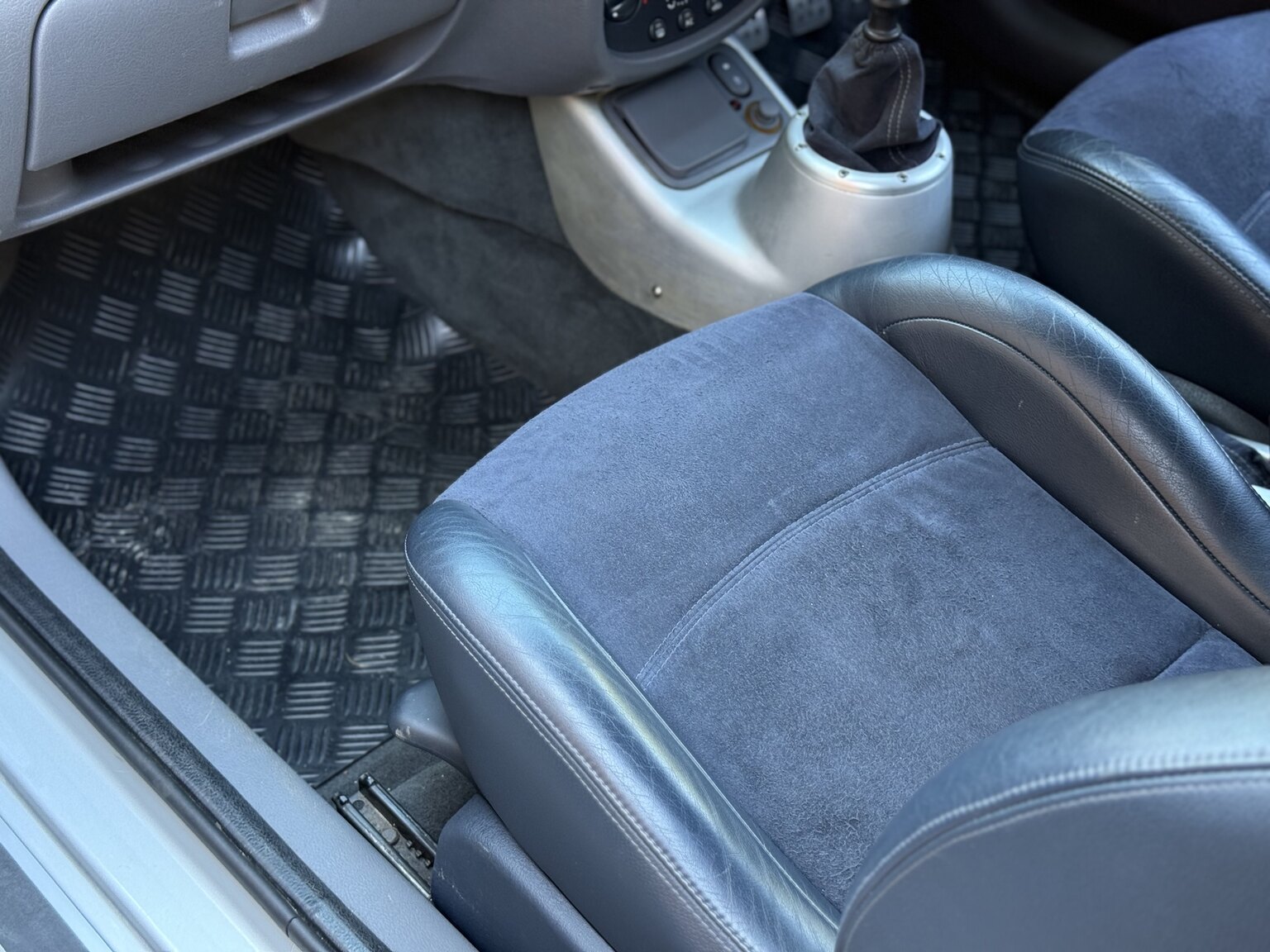 Interior image of 2002 Renault Clio Sport V6