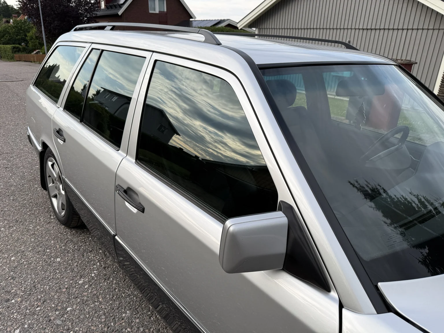 Exterior image of 1994 Mercedes-Benz E 320 T (19)