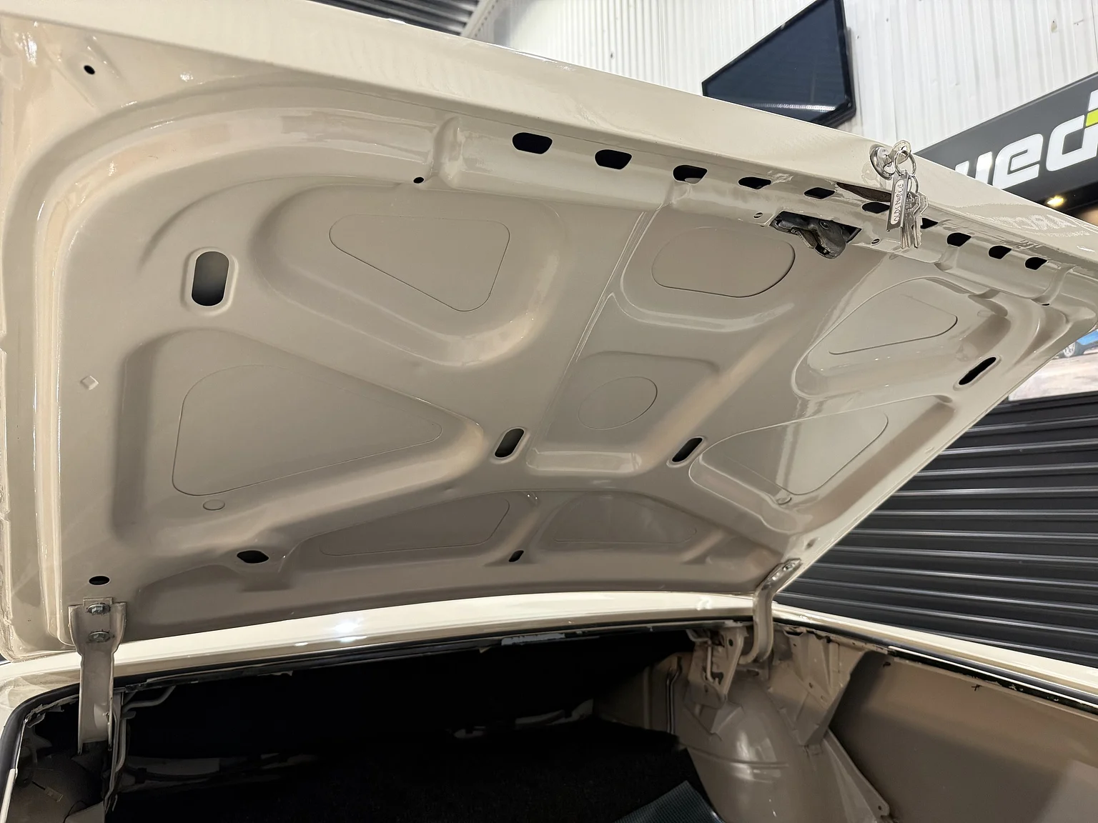 Interior image of 1964 Oldsmobile Cutlass Convertible (37)