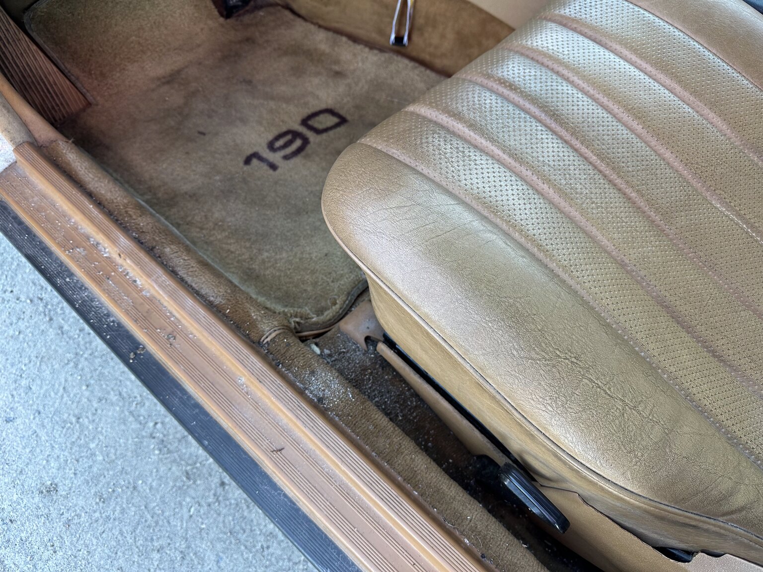 Innenraumfoto von 1988 Mercedes-Benz 190 E 2.3 (19)