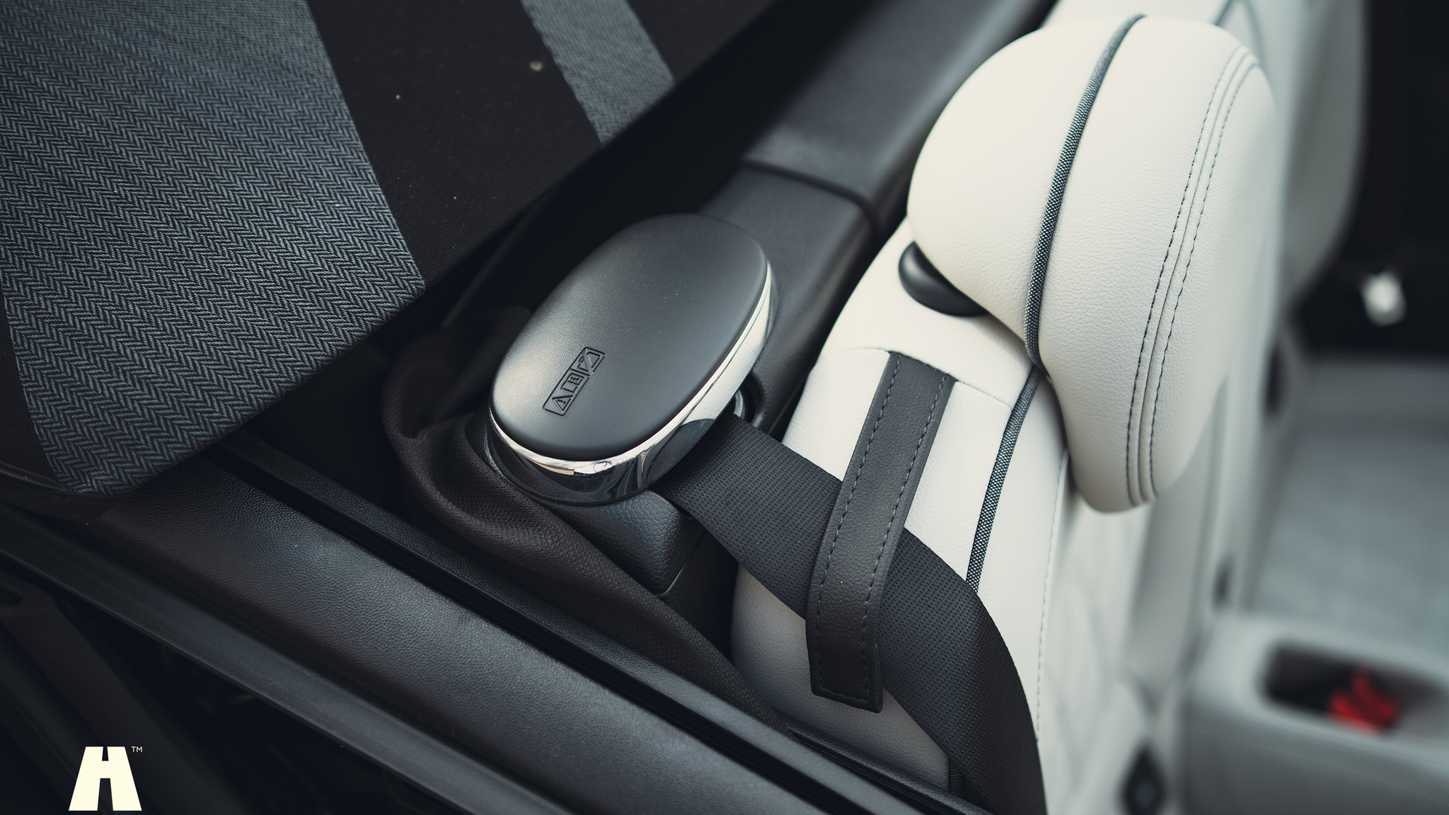 Innenraumfoto von 2021 Mini John Cooper Works Cabriolet  (65)