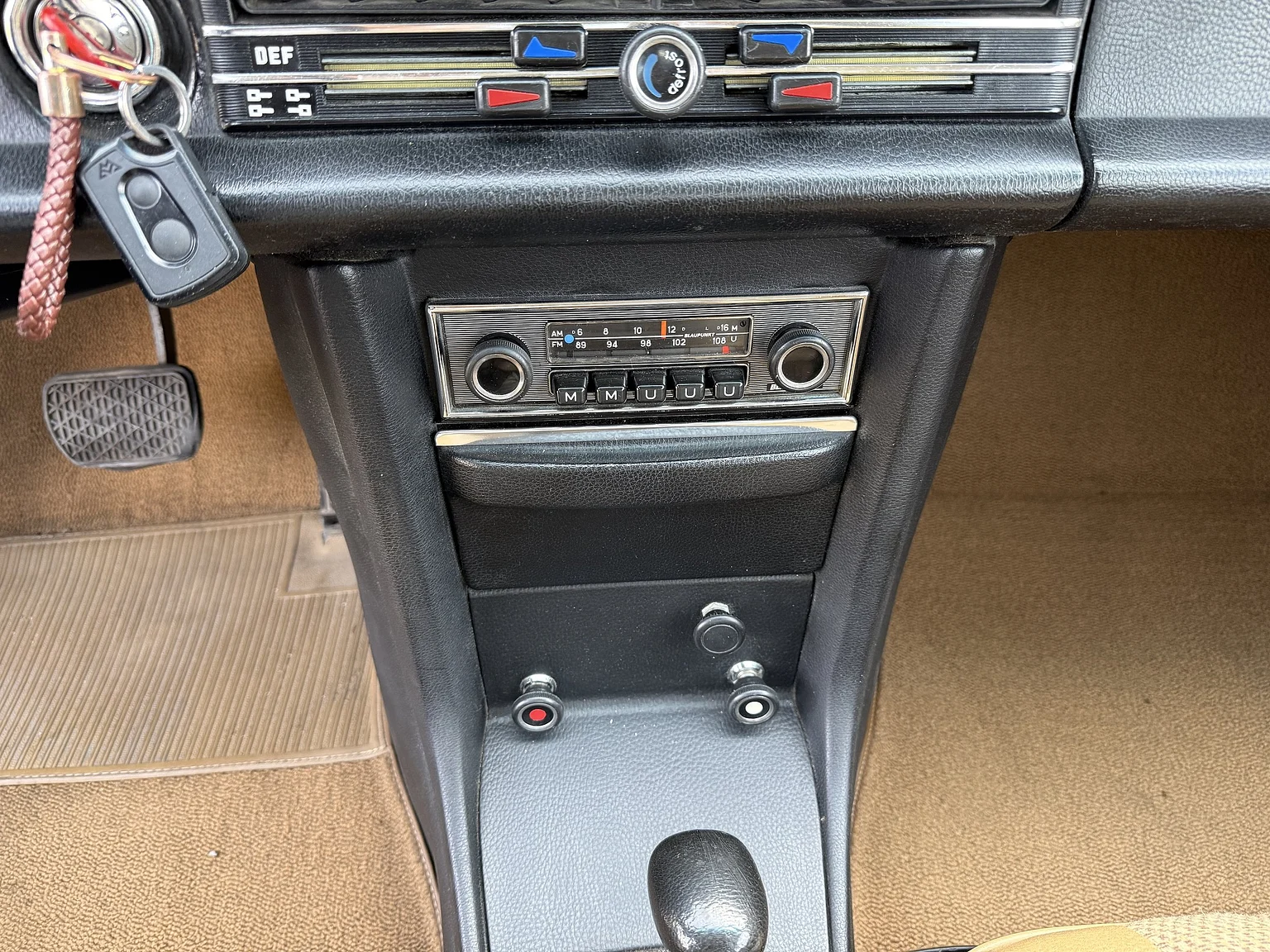Innenraumfoto von 1974 Mercedes-Benz 230 Automatic (14)