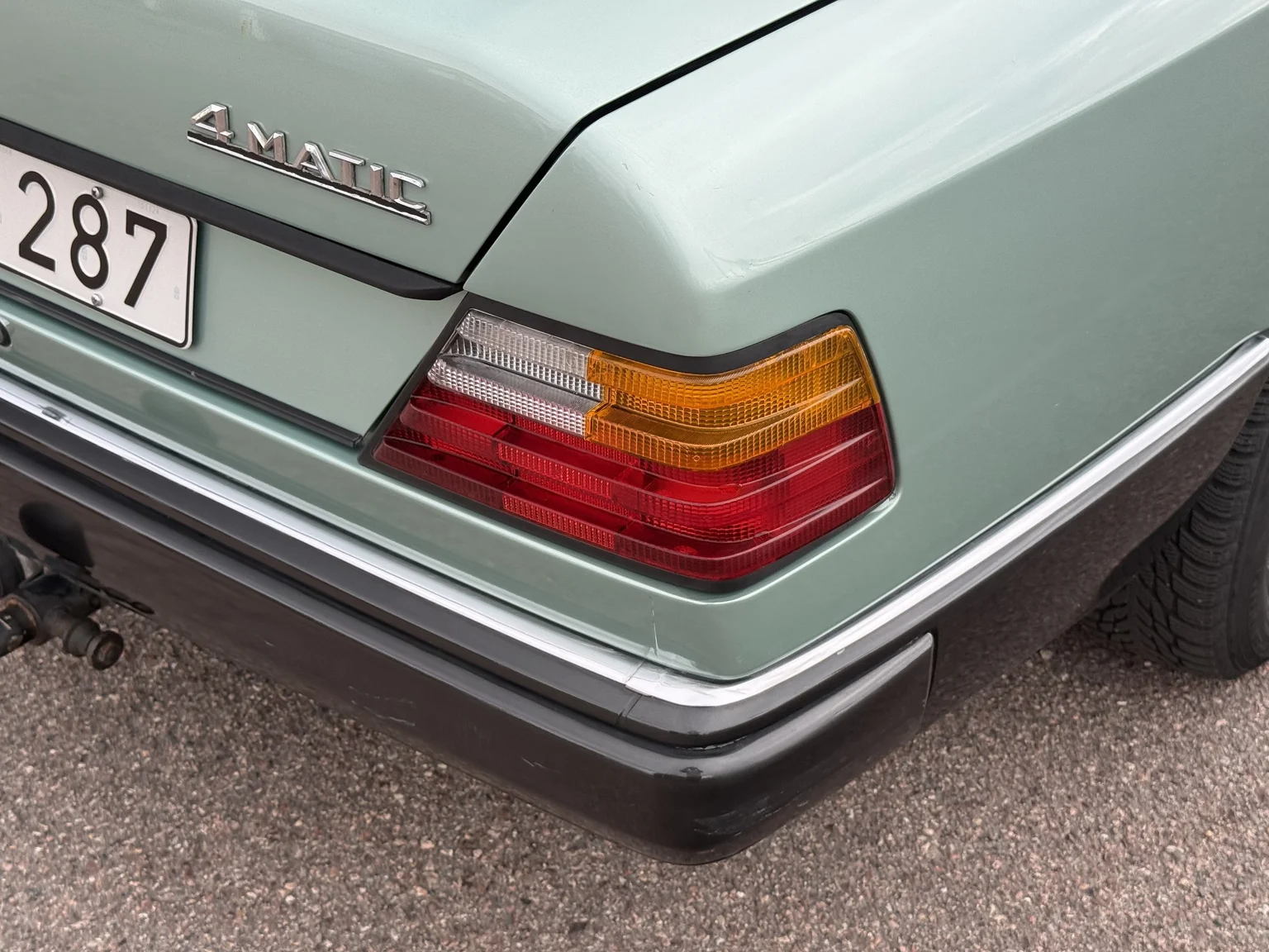 Exterior image of 1991 Mercedes-Benz 300 E 4MATIC (34)