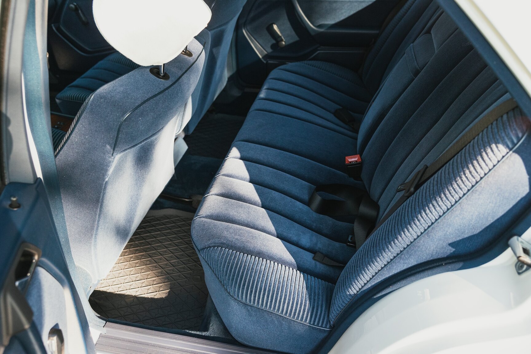 Innenraumfoto von 1987 Mercedes-Benz 230E