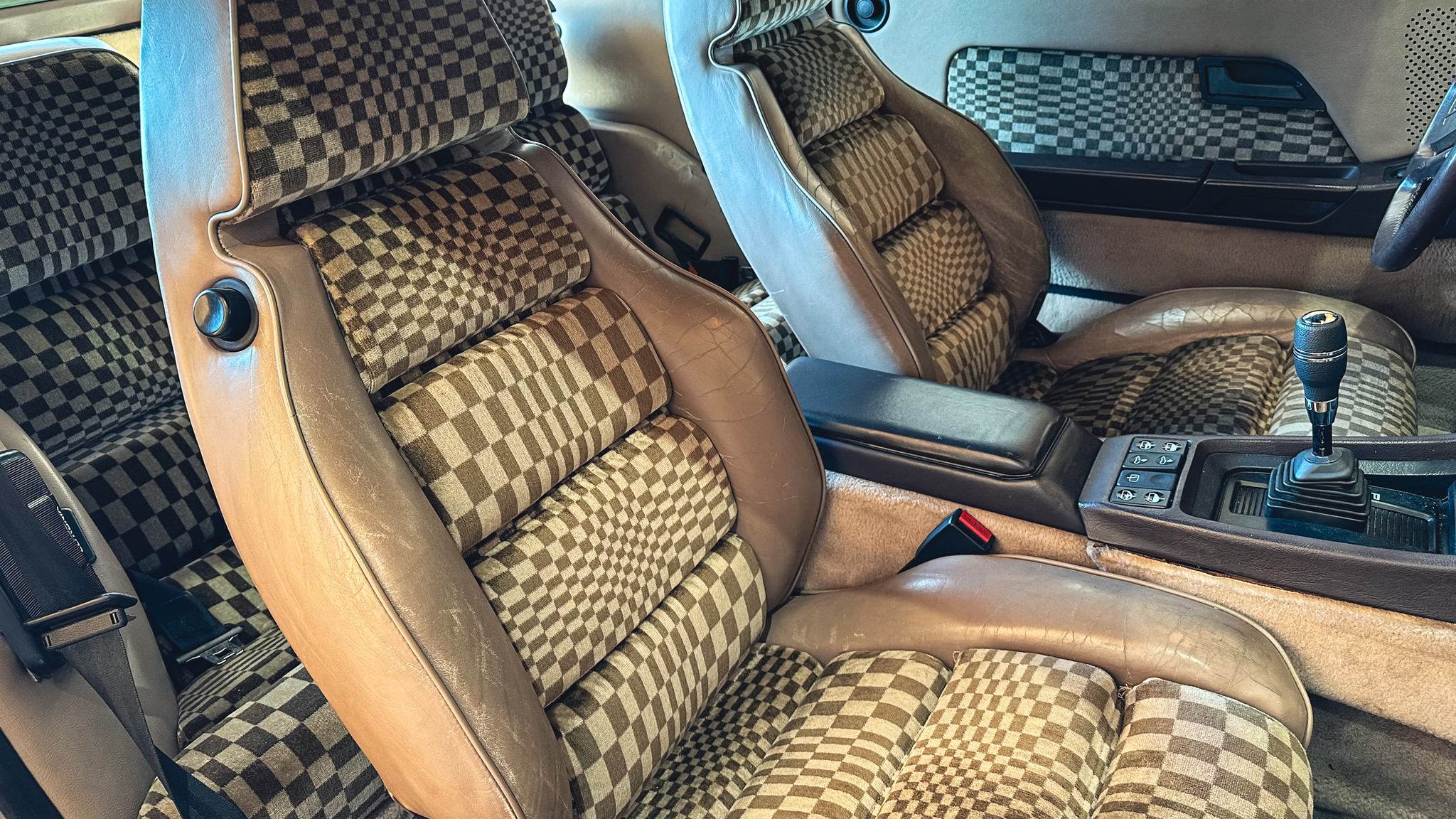 Interior image of 1983 Porsche 928 S (2)