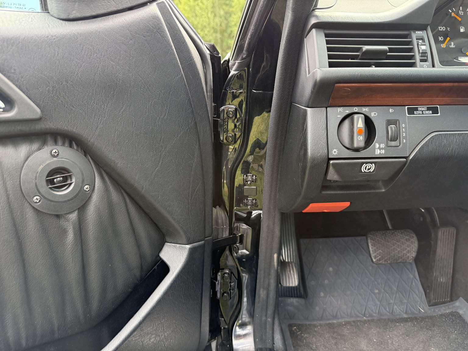 Interior image of 1990 Mercedes-Benz 300CE-24