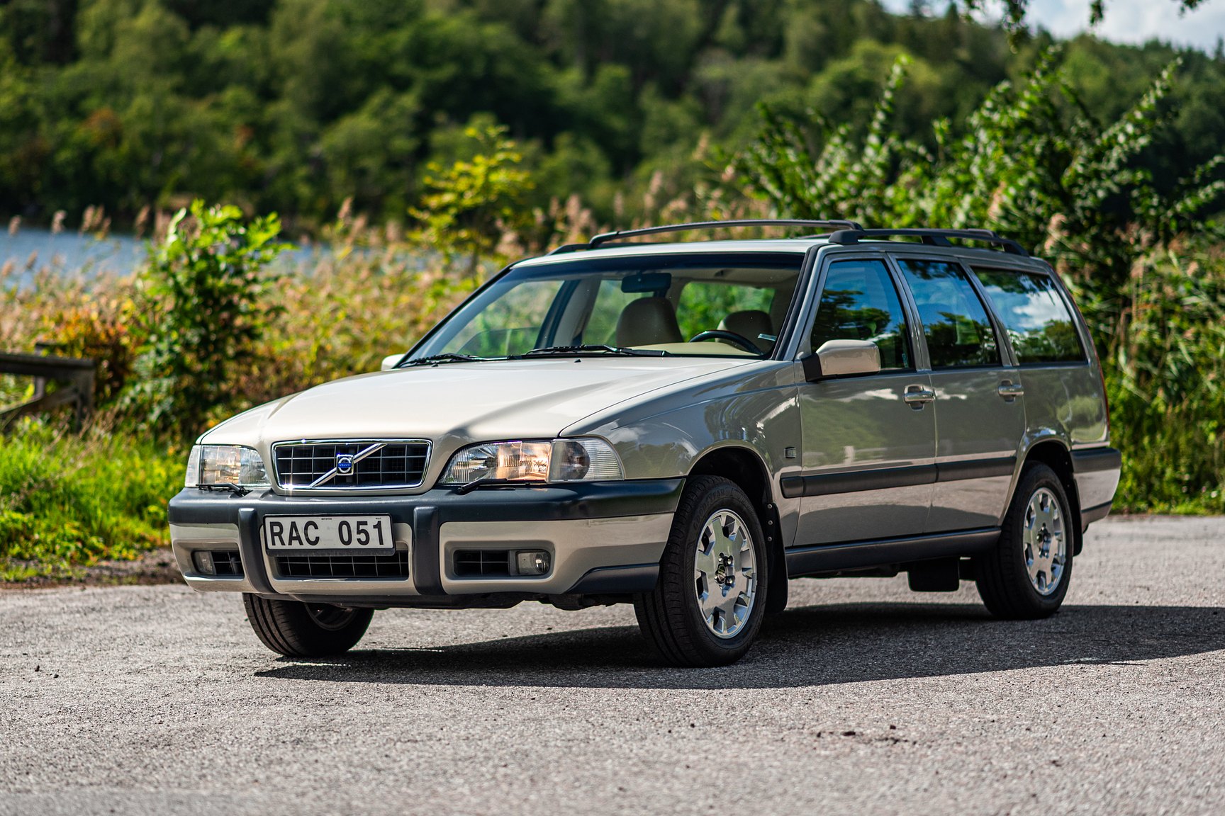 Exterior image of 2000 Volvo V70 XC 2.4 T AWD 