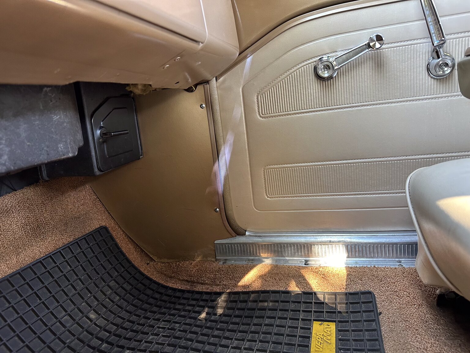 Interiörbild 1966 Plymouth Valiant 100 2-door Sedan