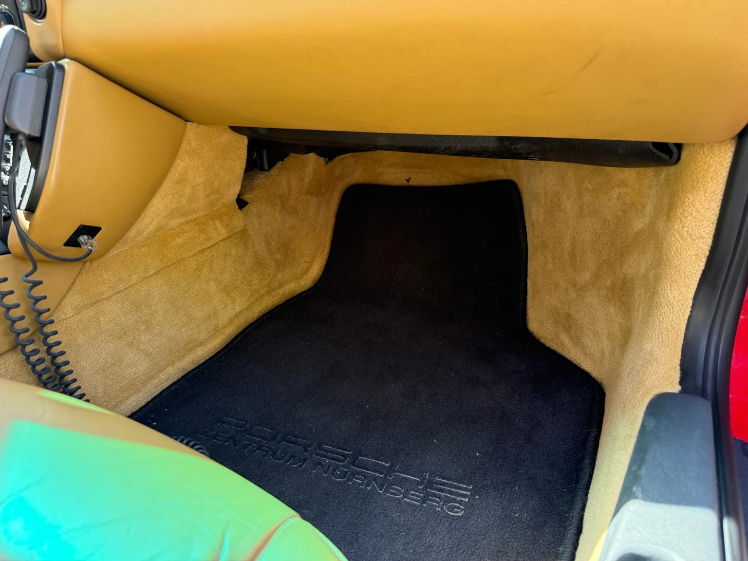 Interior image of 1998 Porsche 911 Carrera (39)