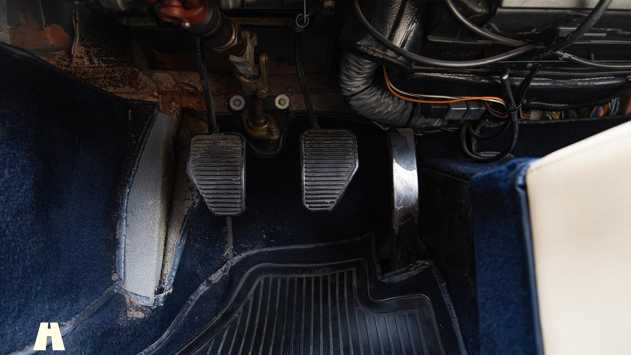 Interior image of 1985 Ferrari Mondial Quattrovalvole Design by Pininfarina (34)