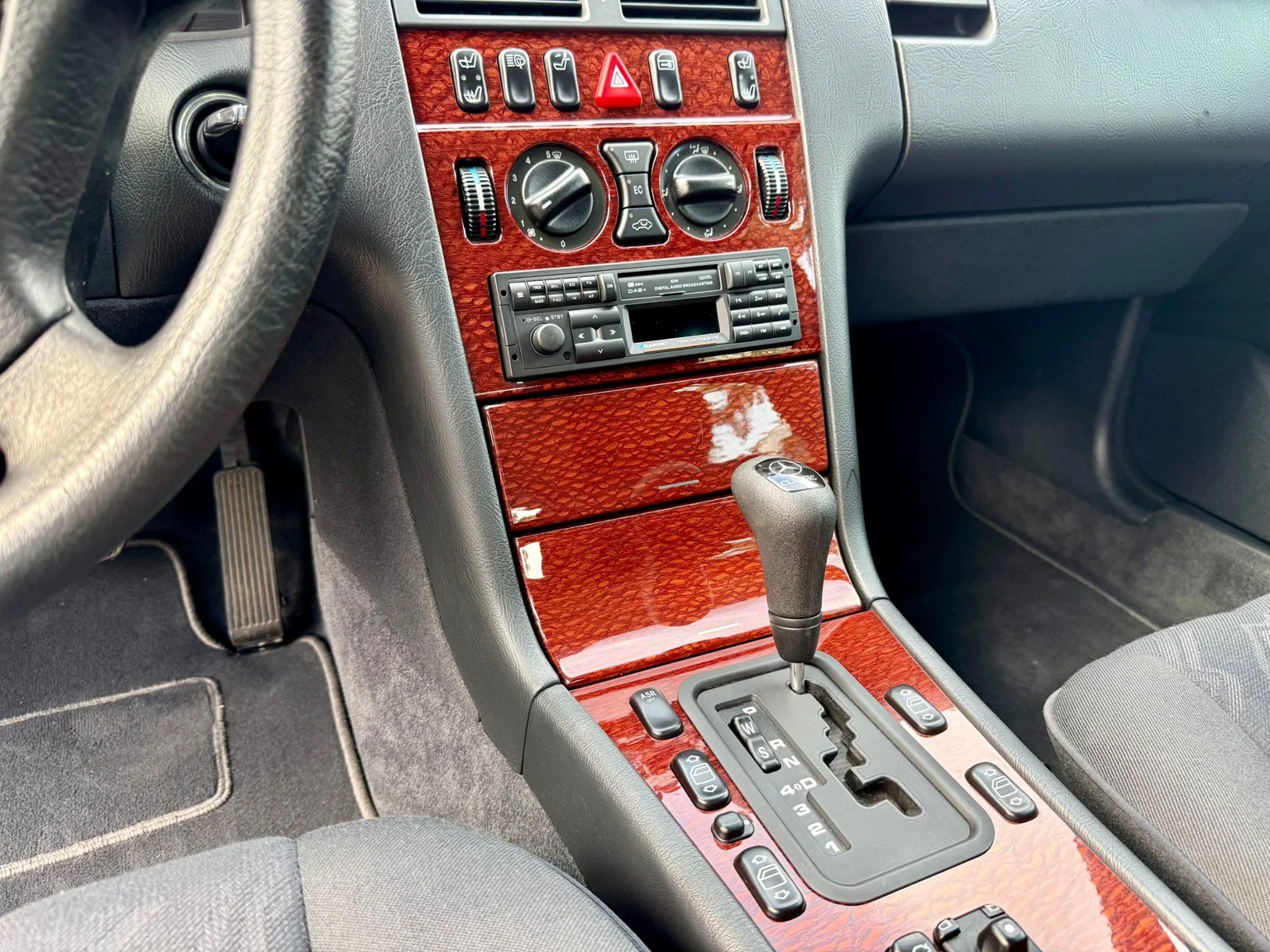 Innenraumfoto von 1997 Mercedes-Benz E 290 TD (16)