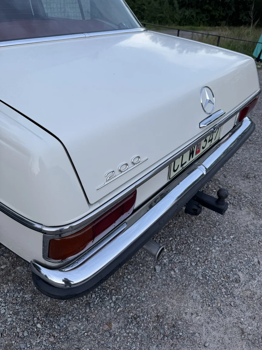 Exteriörbild på 1972 Mercedes-Benz 200 (58)
