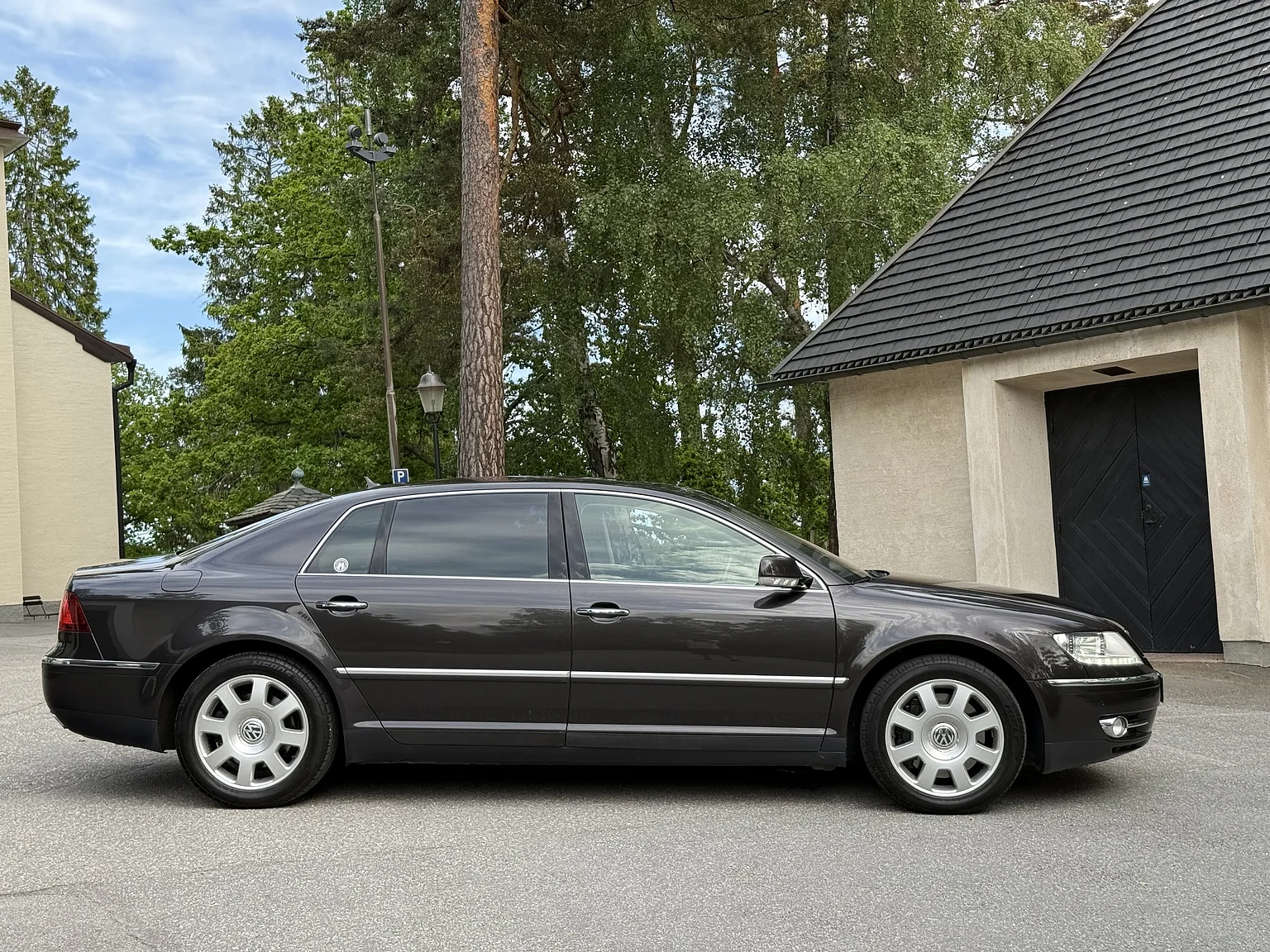 Exterior image of 2009 Volkswagen Phaeton W12 LWB Executive (23)