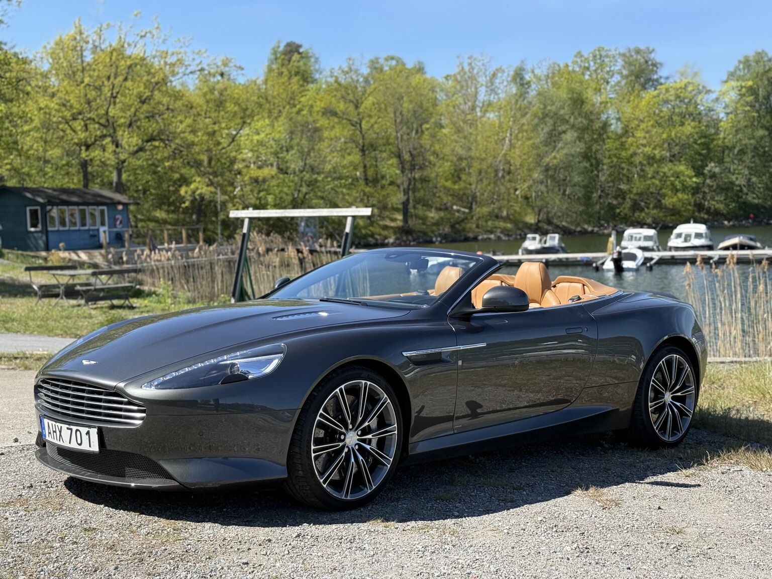 Exteriörbild på 2015 Aston Martin DB9 Volante