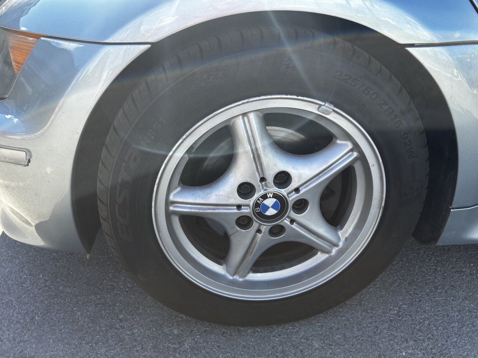 Exterior image of 1999 BMW Z3 2.8i (12)