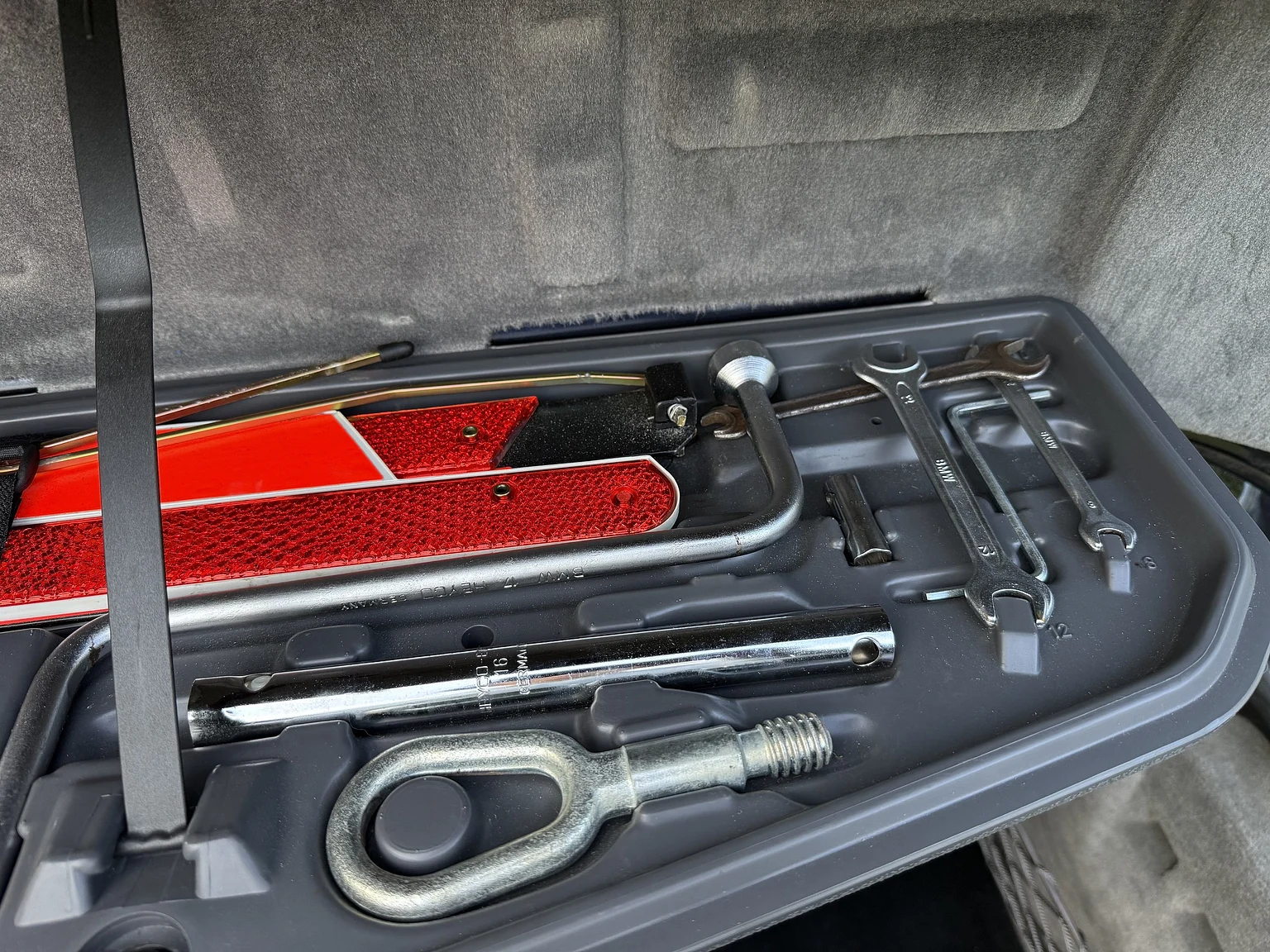 Interior image of 1994 BMW 840Ci (60)