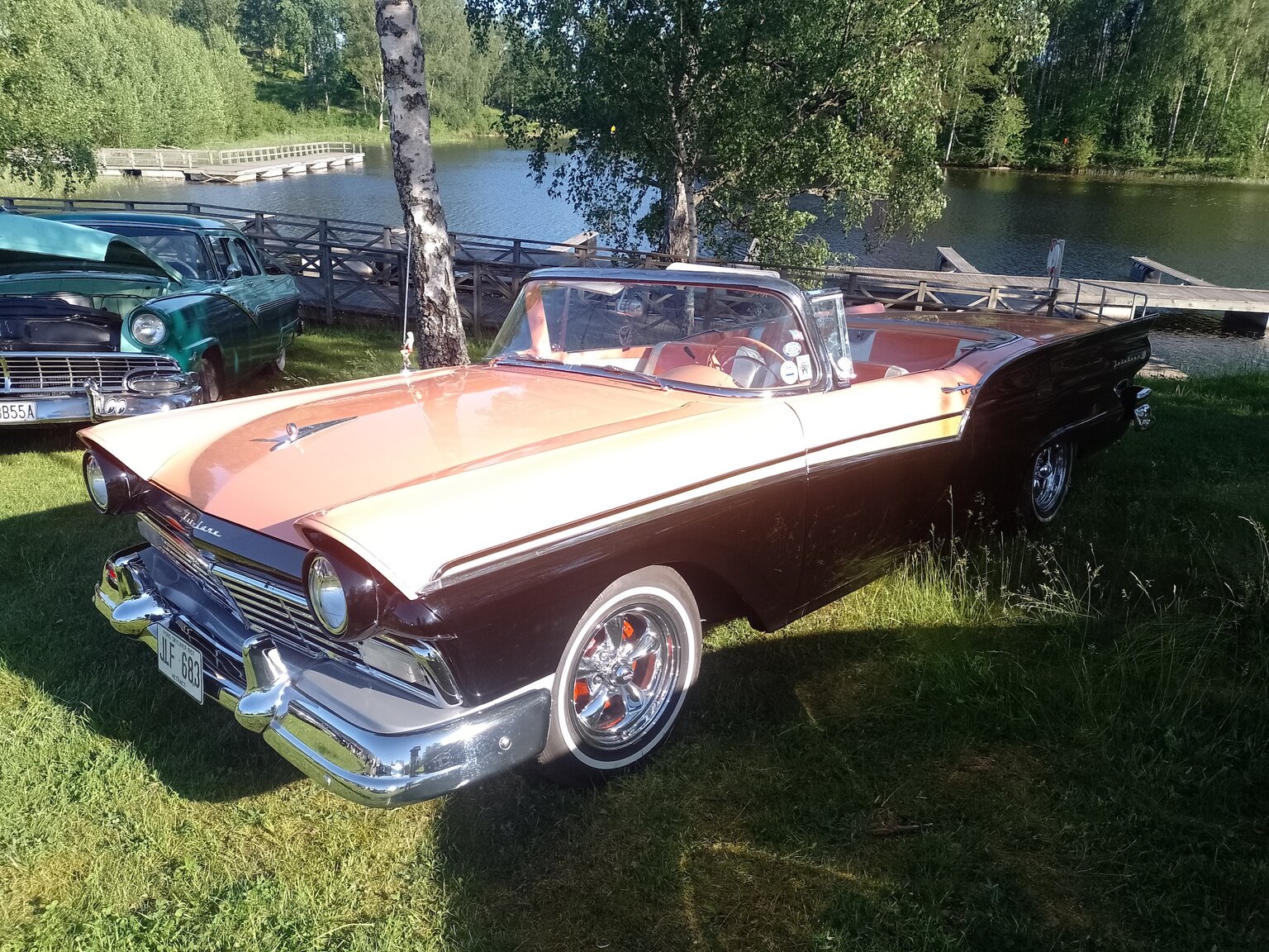 Exterior image of 1957 Ford Fairlane 500 Skyliner Retract