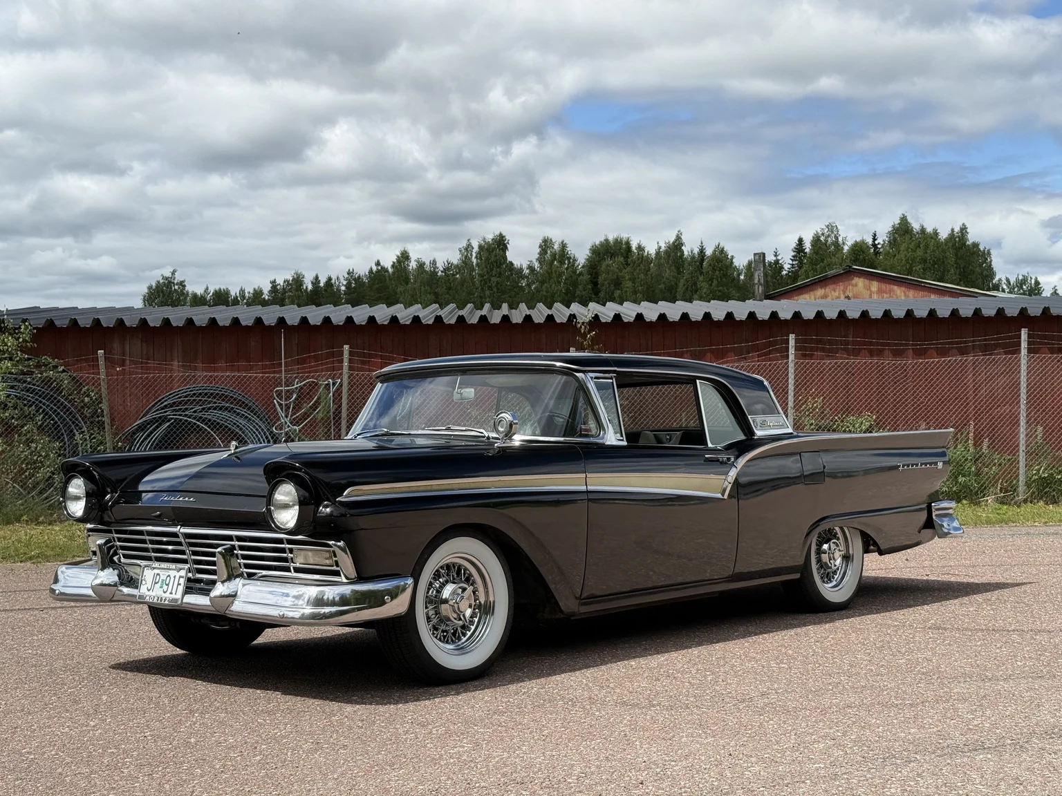 Exteriörbild på 1957 Ford Fairlane 500 Hardtop Cabriolet (1)