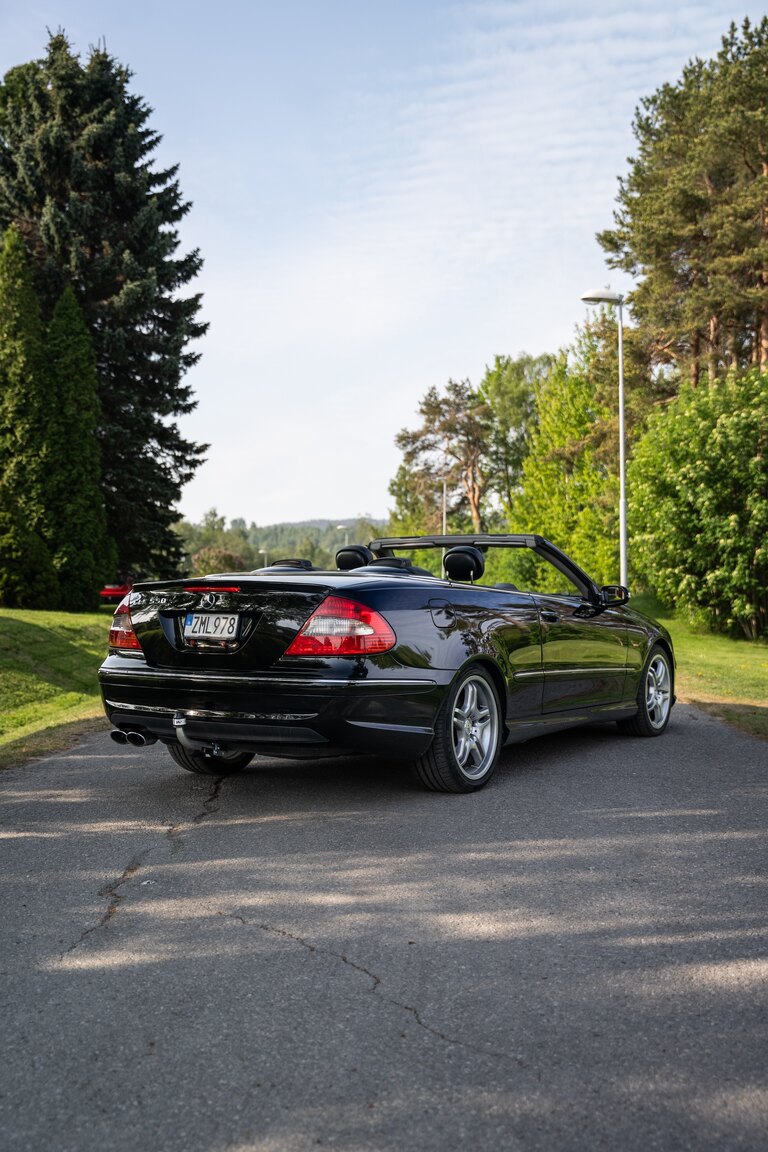 Exterior image of 2009 Mercedes-Benz CLK 550