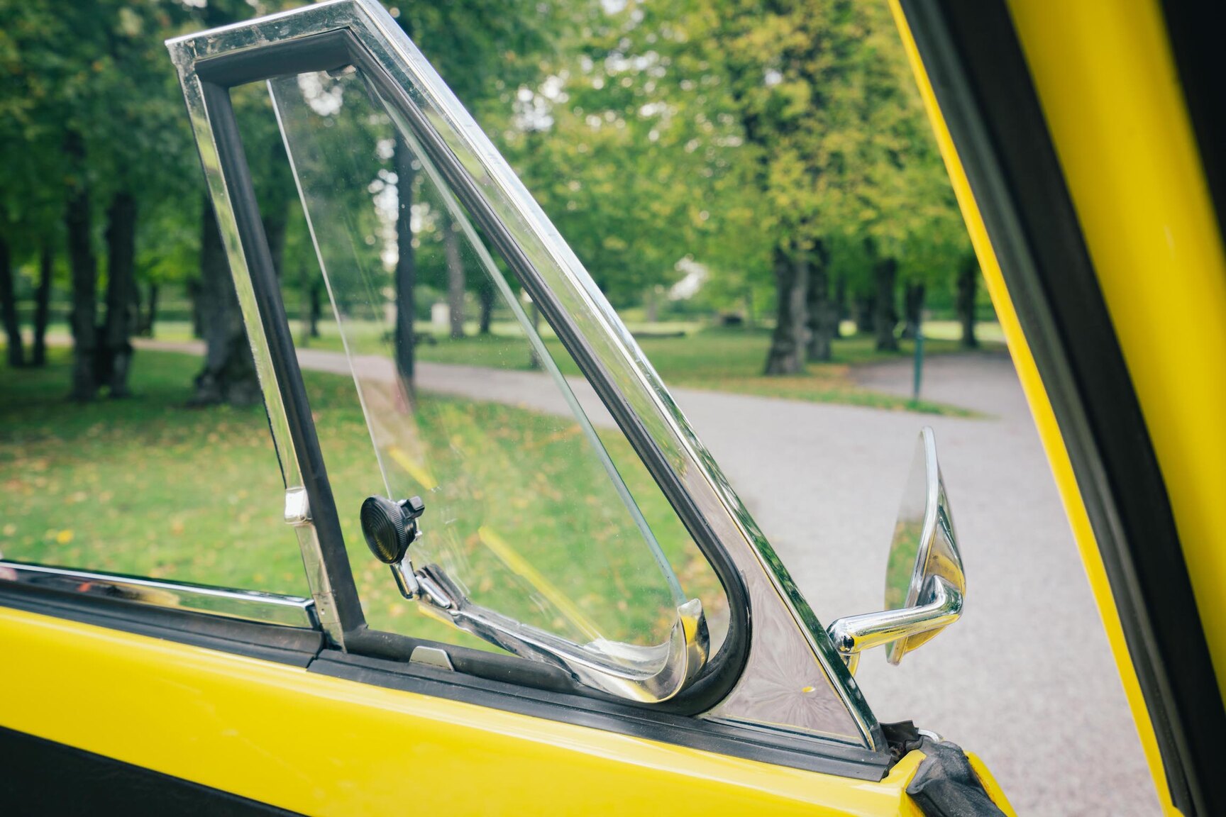 Interior image of 1973 Volkswagen Bubbla Karmann 1303 LS (12)