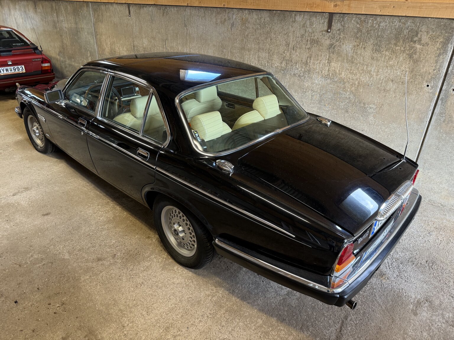 Aussenfoto 1990 Jaguar Daimler Double six