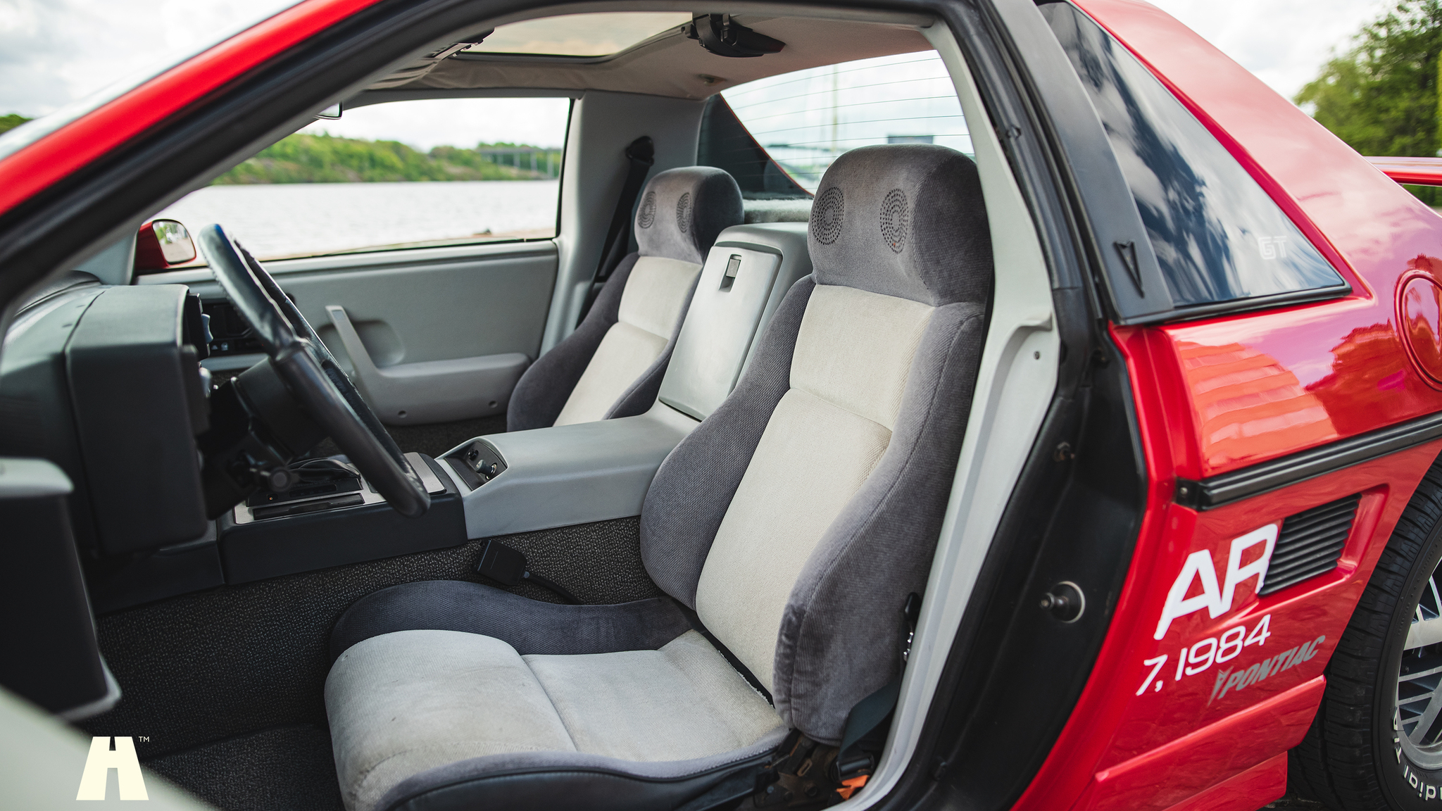 Interior image of 1985 Pontiac Fiero GT (3)